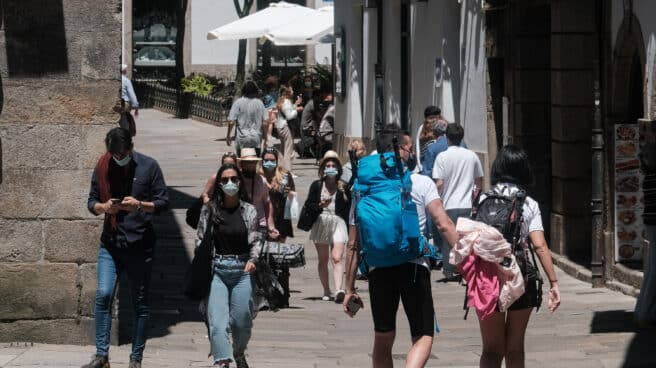 Varias personas caminan por una calle céntrica de Santiago de Compostela en 2021.
