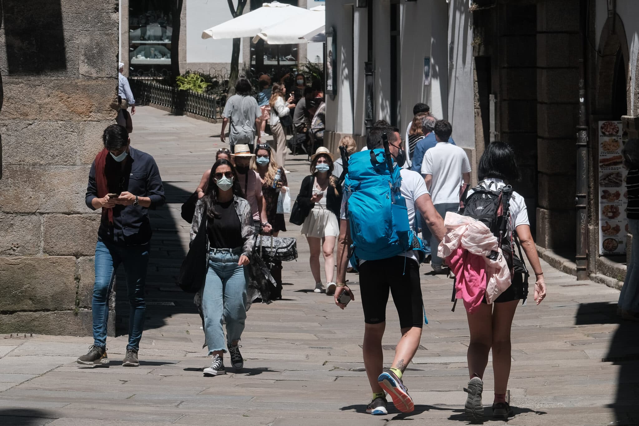 Varias personas caminan por una calle céntrica de Santiago de Compostela en 2021.