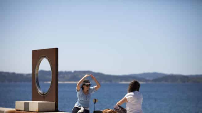 Unas personas disfrutan de un día soleado