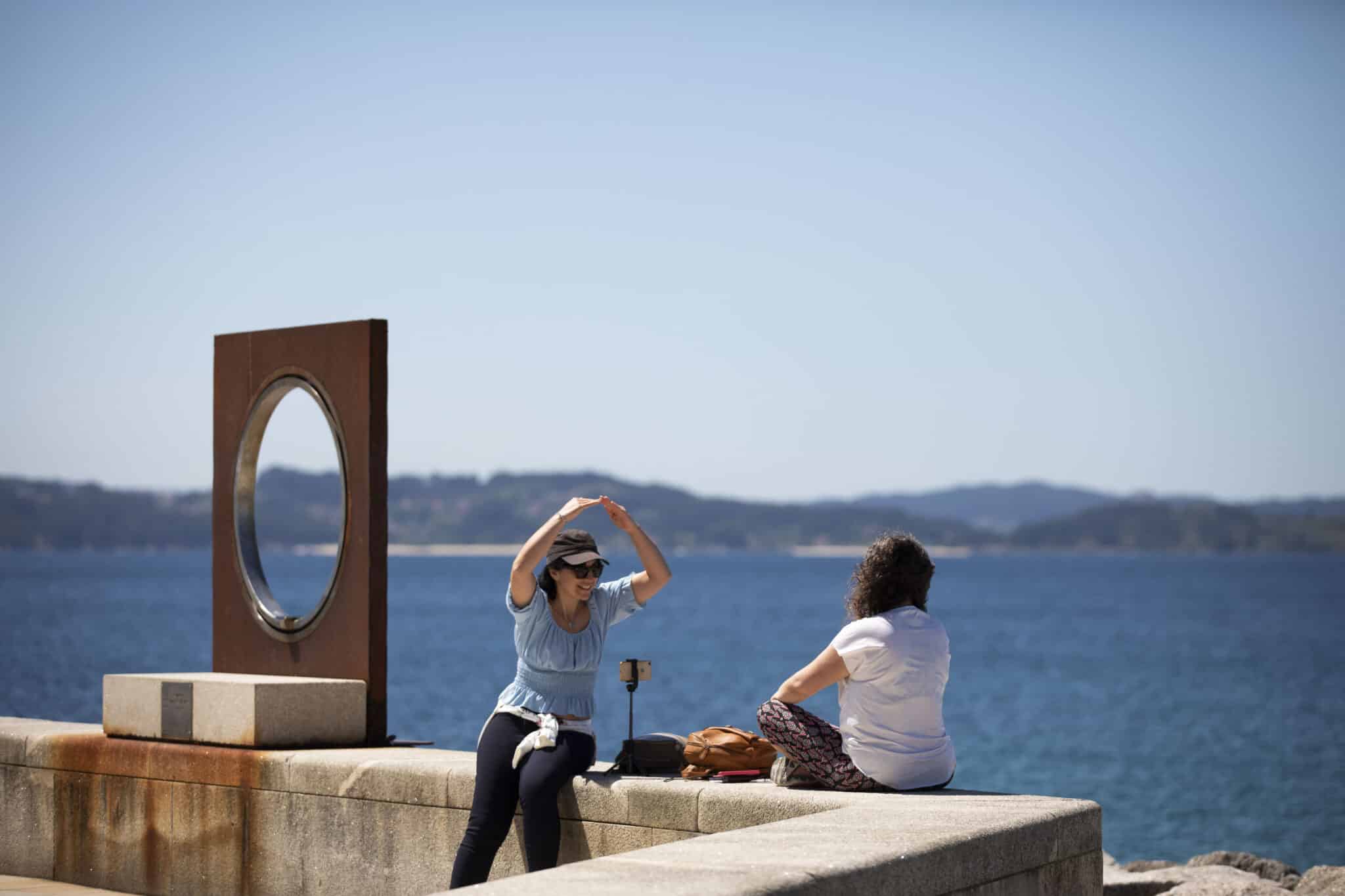 Unas personas disfrutan de un día soleado