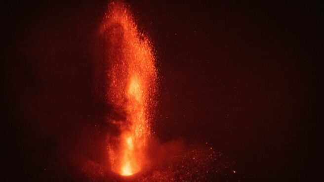 Volcán Cumbre Vieja, La Palma El volcán de Cumbre Vieja en La Palma se ha convertido en este puente en un gran atractivo turístico y la gran afluencia de personas y medios de comunicación