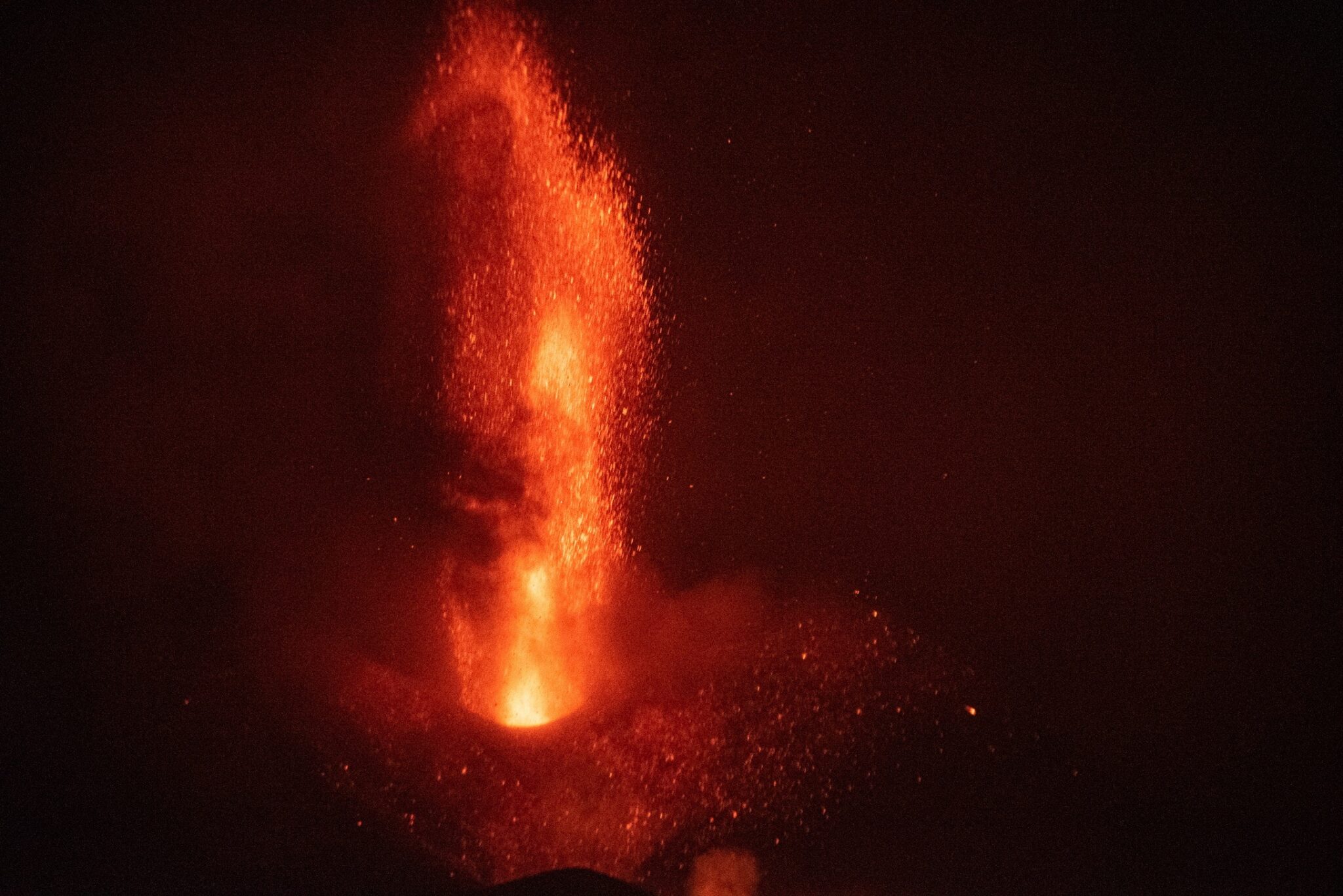 El volcán de Cumbre Vieja en La Palma se ha convertido en este puente en un gran atractivo turístico y la gran afluencia de personas y medios de comunicación