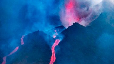 La nueva colada de lava lleva bloques de roca del tamaño de un edificio de tres pisos