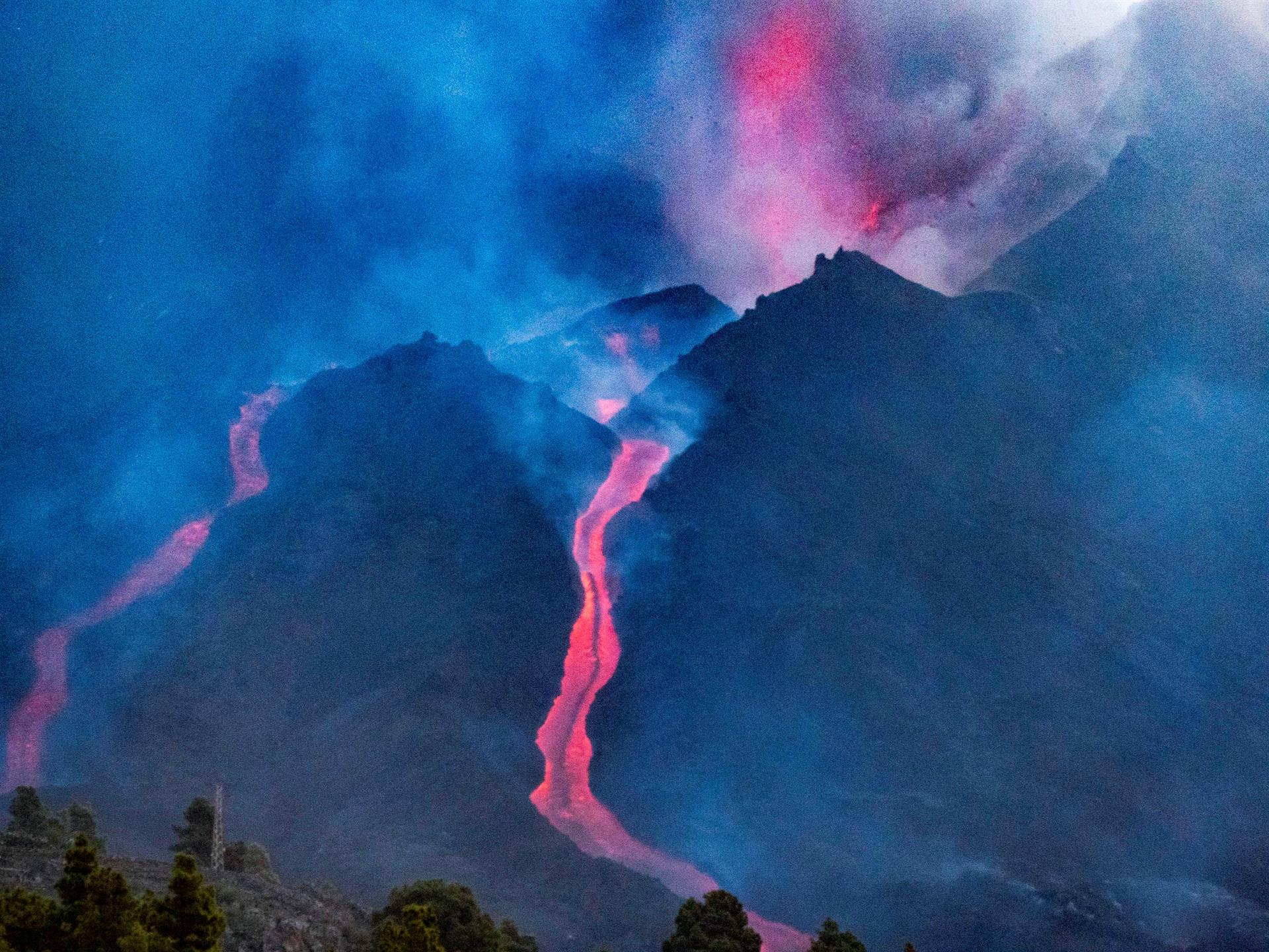 La nueva colada de lava lleva bloques de roca del tamaño de un edificio de tres pisos