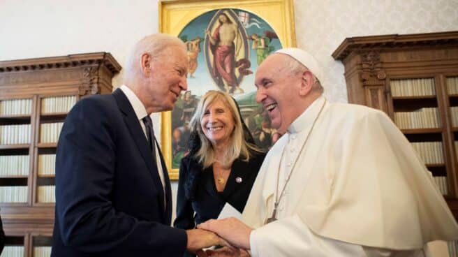 El Papa Francisco durante una audiencia con el presidente estadounidense Joe Biden acompañado por su séquito, en la Ciudad del Vaticano