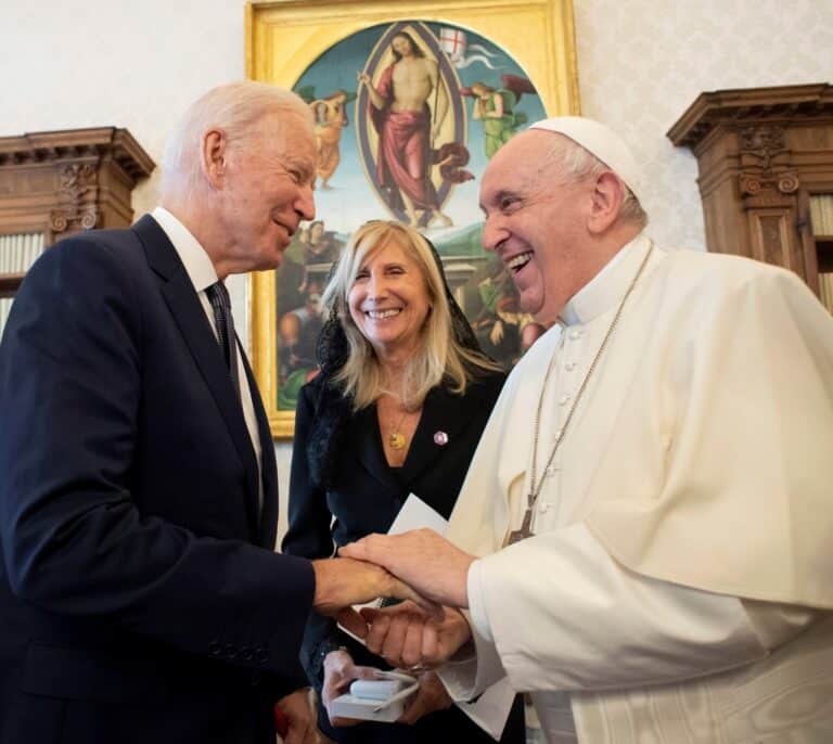El Papa y Biden se reúnen en el Vaticano durante 90 minutos en un encuentro previo al G-20