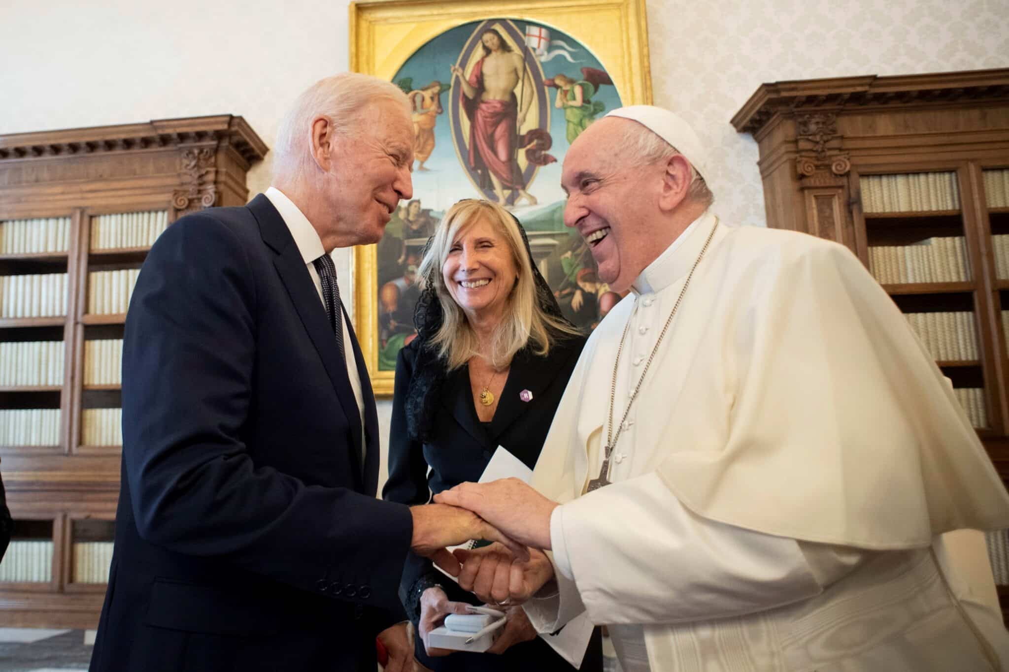 El Papa Francisco durante una audiencia con el presidente estadounidense Joe Biden acompañado por su séquito, en la Ciudad del Vaticano