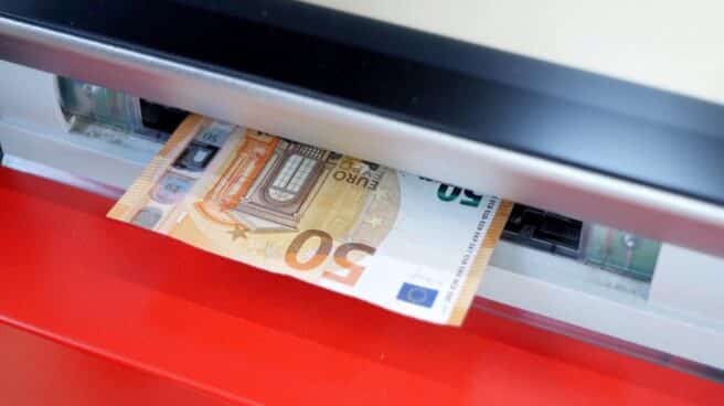 cajeros-santander-efectivo Un billete de cincuenta euros sale de un cajero.