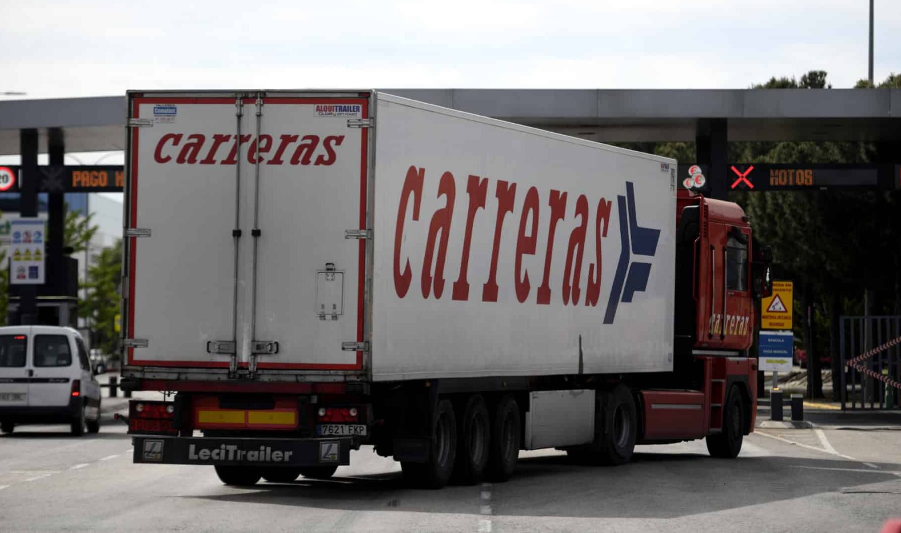 Un camión de largo recorrido accede a las instalaciones de Mercamadrid.