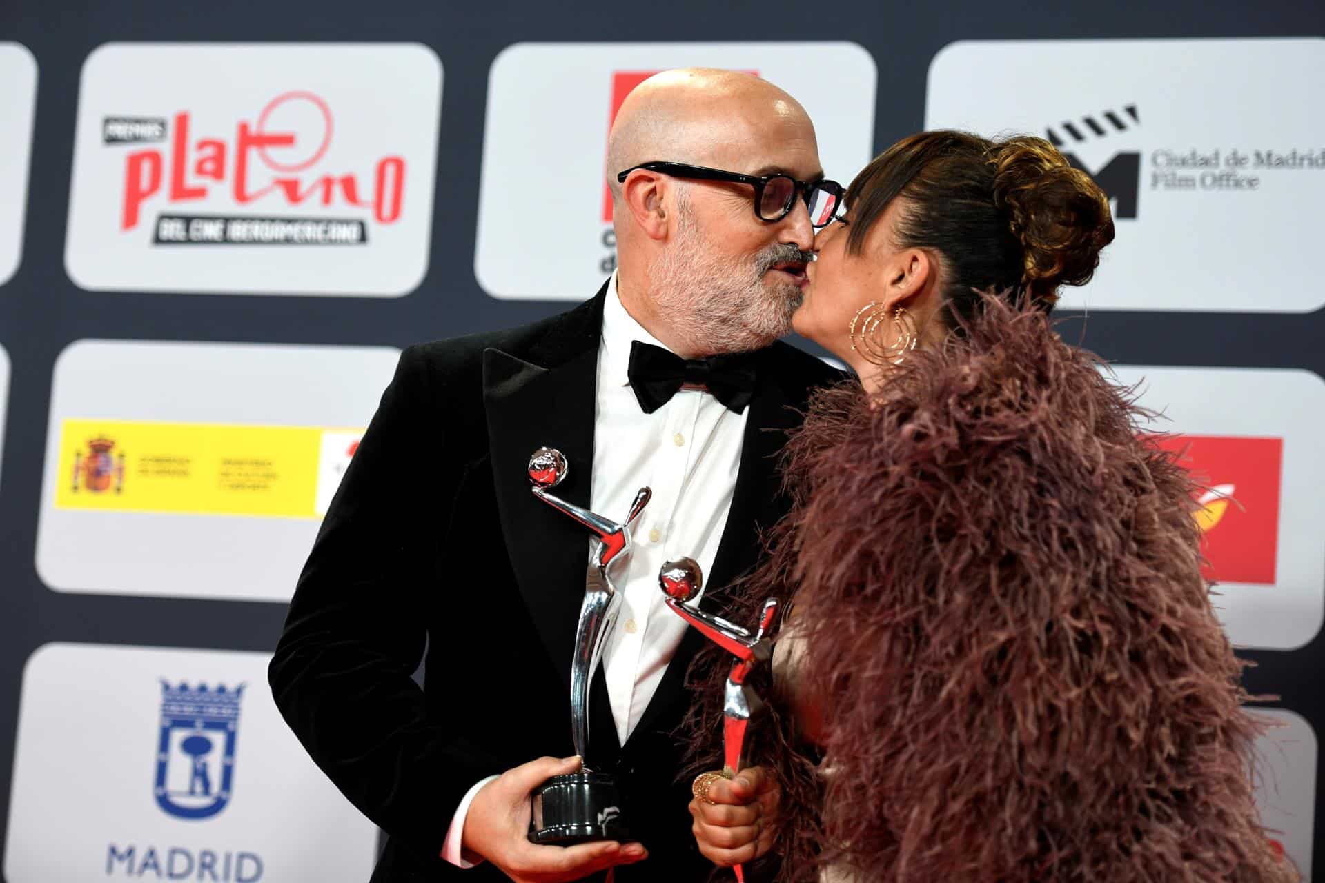 Los actores Candela Peña y Javier Cámara celebran sus premios a las Mejores Interpretaciones, durante la ceremonia de entrega de los Premios Platino del Cine y el Audiovisual Iberoamericano que se celebra este domingo en Madrid