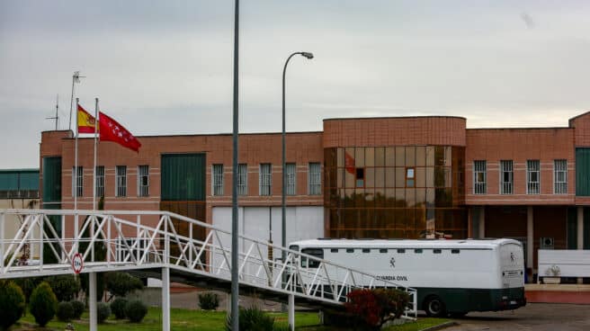 Un autobús de la Guardia Civil entra a las instalaciones del Centro Penitenciario Madrid IV Navalcarnero