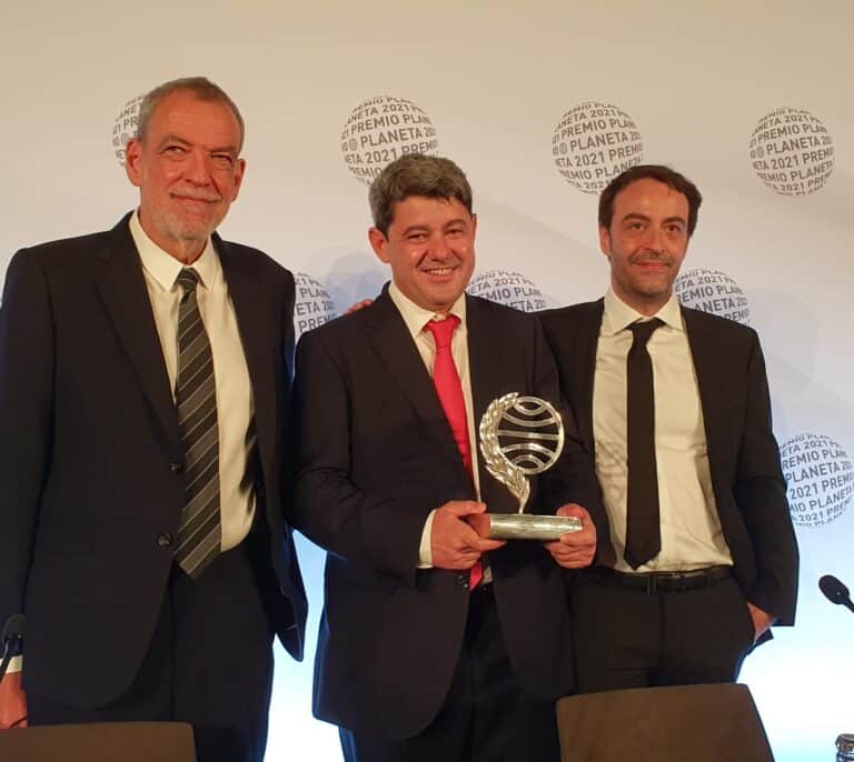 El Planeta 2021 premia a la superventas Carmen Mola y descubre que tras el pseudónimo había tres hombres