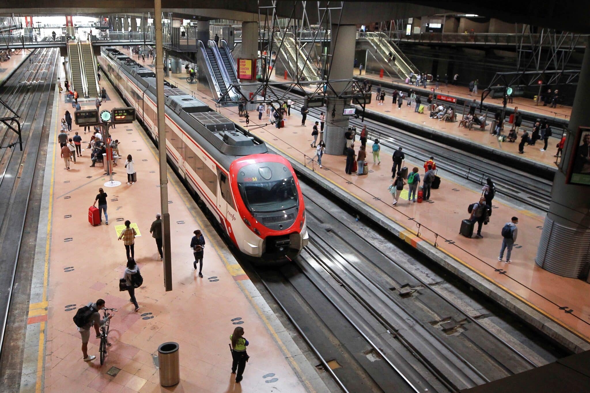 Vista de la estación de trenes de cercanías de Atocha, en Madrid, en la segunda jornada de la huelga de maquinistas convocada por el sindicato Semaf, que este viernes ha dejado sin circulación a 179 trenes que tenían que cumplir los servicios mínimos.