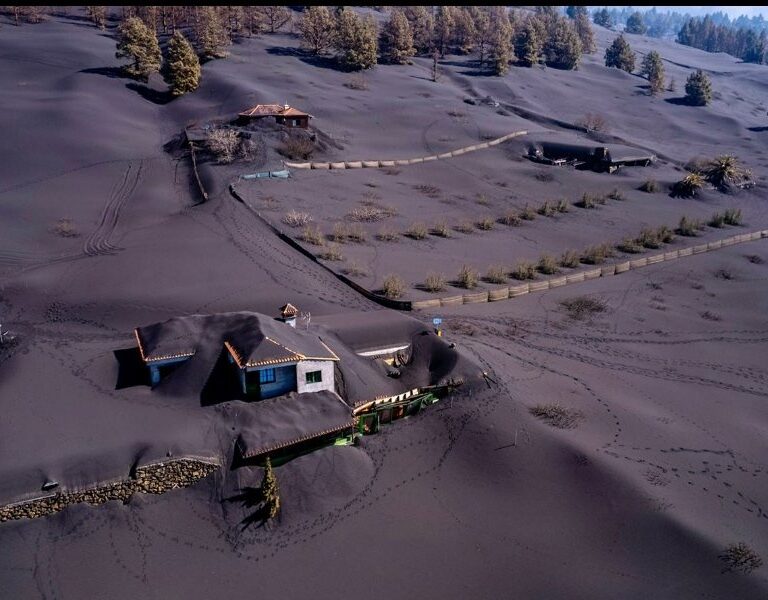 Una isla cubierta por la ceniza: "Es la segunda cara del volcán"