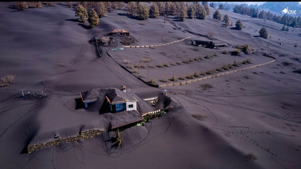 Imagen aérea de las casas de la isla de La Palma cubiertas por la ceniza del volcán