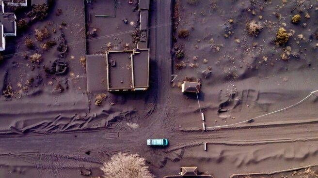 Imagen aérea de las casas de la isla de La Palma cubiertas por la ceniza del volcán