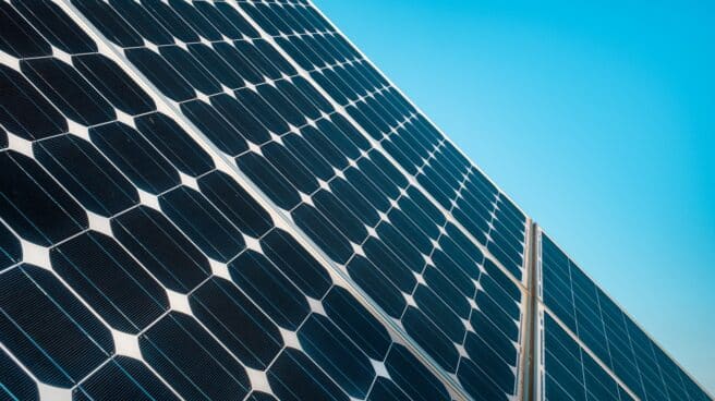 close-up-solar-energy-plate-with-blue-sky-background
