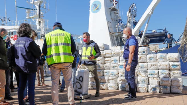 Agentes custodian las 2,8 toneladas de cocaína incautadas en el velero Goldwasser y depositadas en el puerto de Vigo.