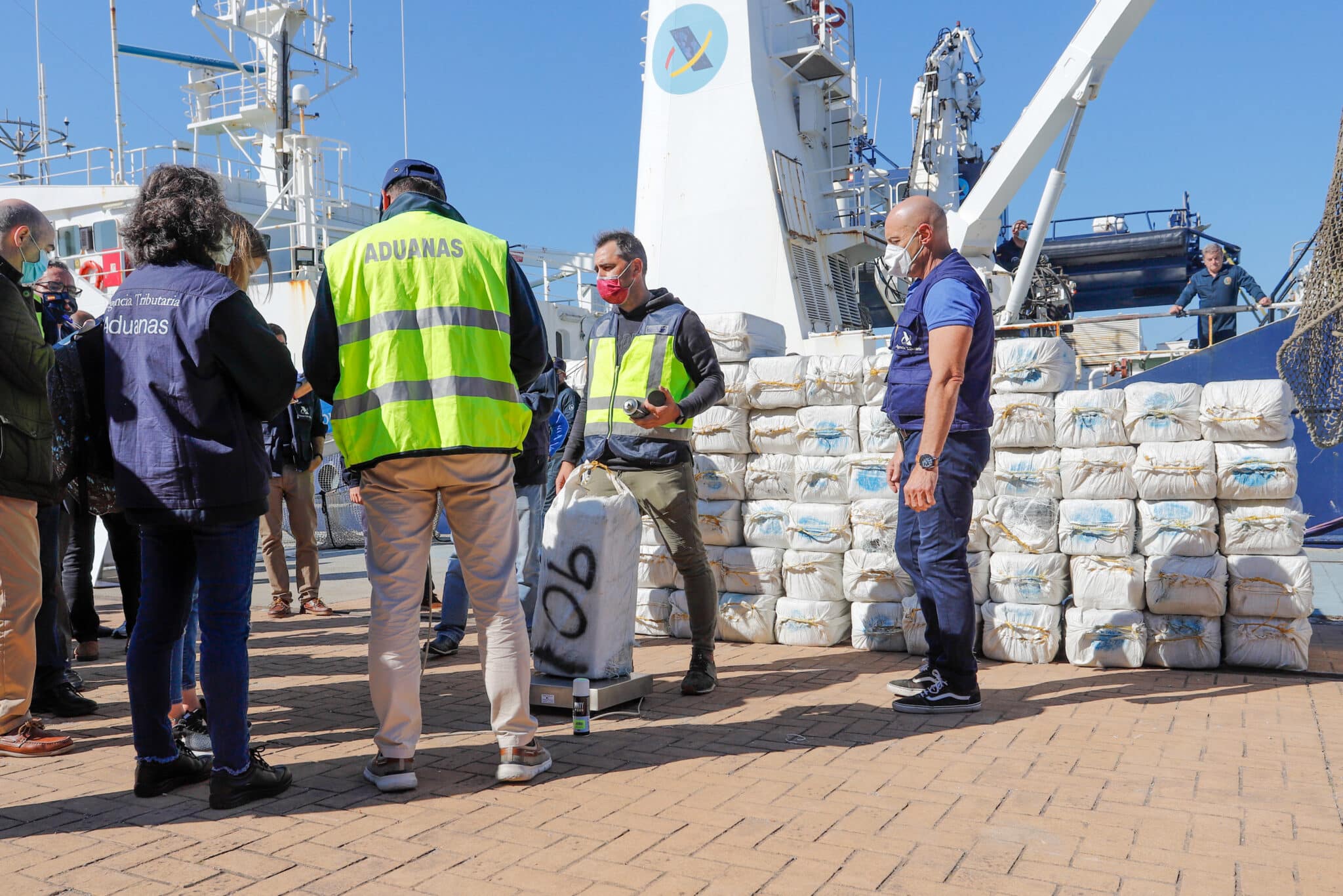Agentes custodian las 2,8 toneladas de cocaína incautadas en el velero Goldwasser y depositadas en el puerto de Vigo.