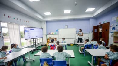 Vacunar, aislar o cerrar aulas: ¿Cómo frenar la pandemia en colegios sin vacunados?