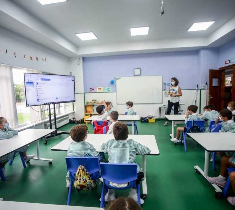 Los no vacunados ya no tendrán que hacer cuarentena por ser contacto estrecho