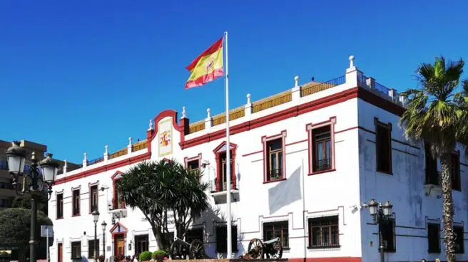 Un investigador halla en Ceuta un escudo masónico en edificio militar de 1925