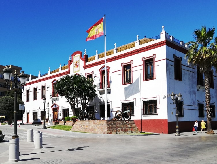 Un investigador halla en Ceuta un escudo masónico en edificio militar de 1925