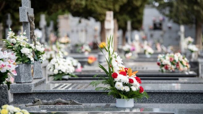 Flores en un cementerio de España