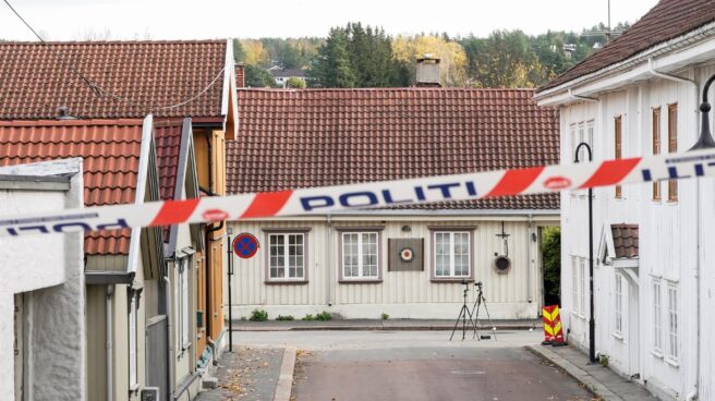 Cordón policial en la escena del asesinato de cinco personas en Kongsberg, Noruega