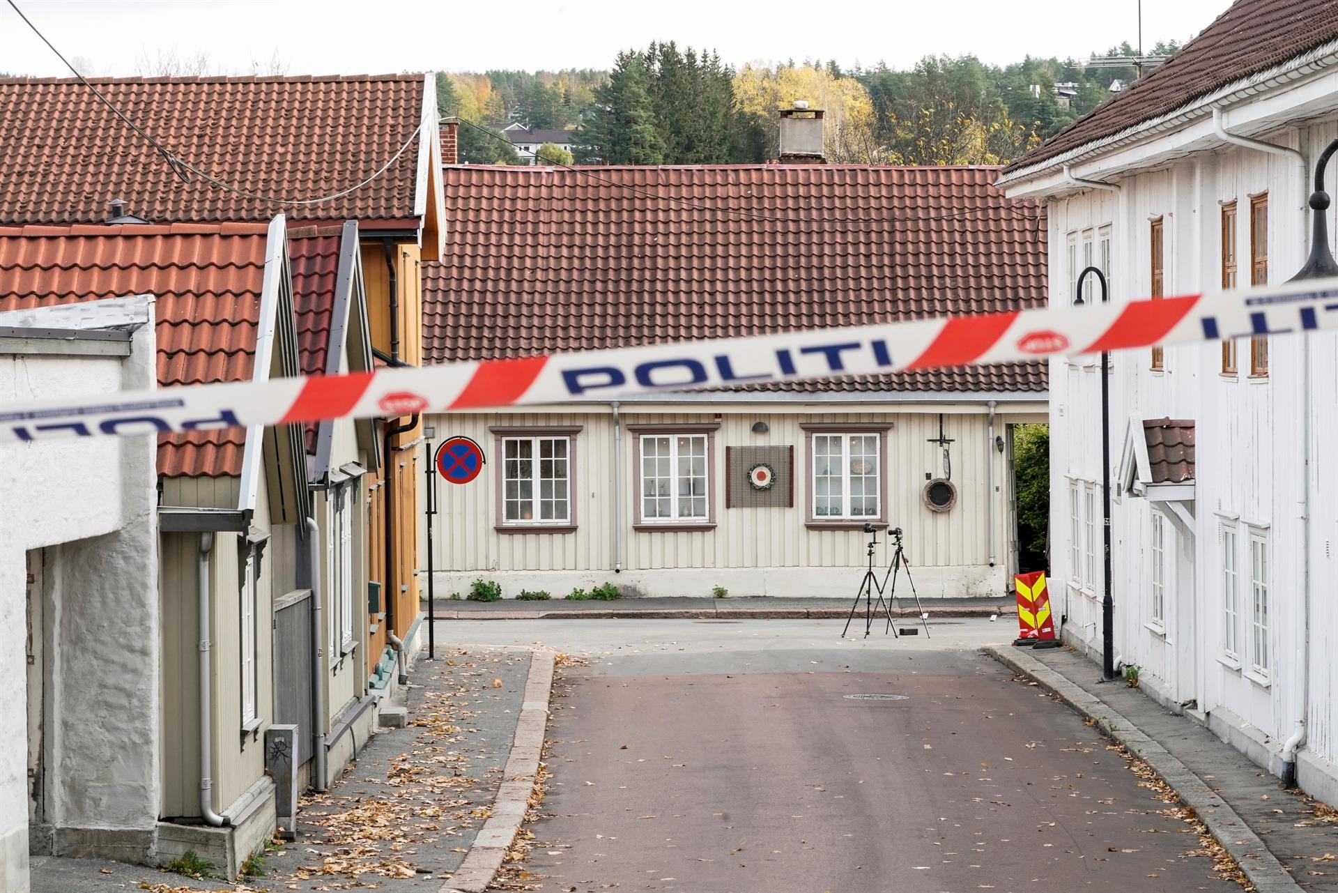 Cordón policial en la escena del asesinato de cinco personas en Kongsberg, Noruega