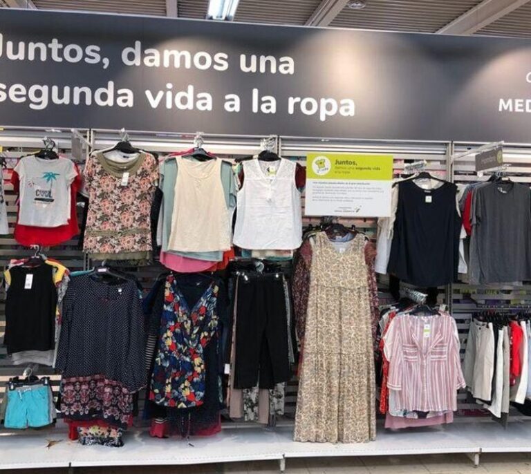 Los hipermercados se lanzan a vender ropa usada