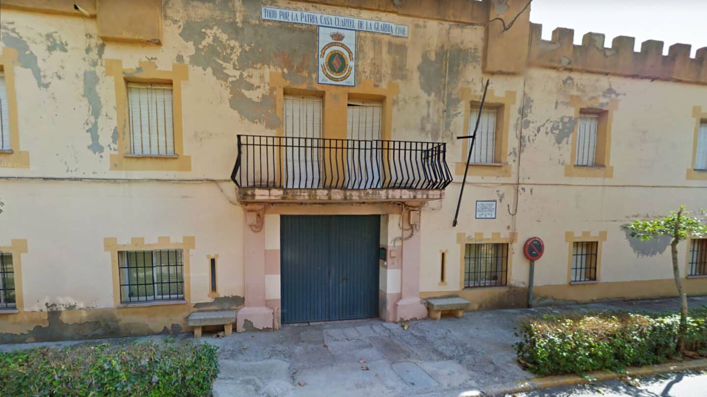 Fachada principal de la casa-cuartel de Calera y Chozas (Toledo), cerrada desde 2008.