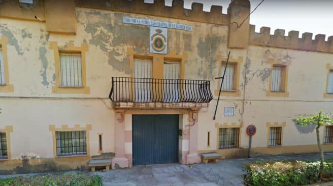 Fachada principal de la casa-cuartel de Calera y Chozas (Toledo), cerrada desde 2008.