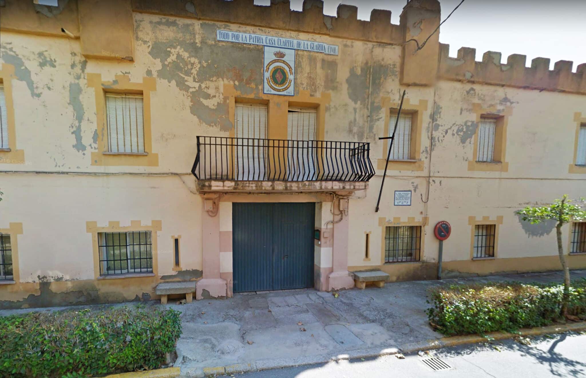 Fachada principal de la casa-cuartel de Calera y Chozas (Toledo), cerrada desde 2008.