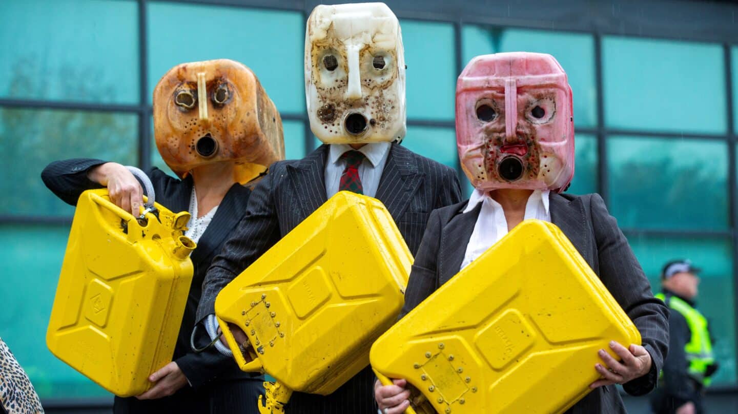 Activistas de Ocean Rebellion se manifiesta ante el comienzo de la COP26 en Glasgow