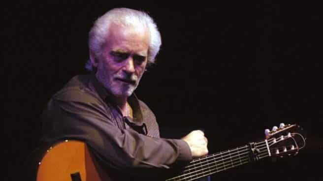 El guitarrista Manolo Sanlúcar. El guitarrista Manolo Sanlúcar en un escenario con su guitarra.
