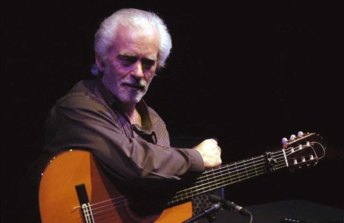 El guitarrista Manolo Sanlúcar en un escenario con su guitarra.