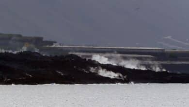 Las nuevas coladas del volcán arrasan una fábrica de cementos y obligan a confinar a 3.000 personas