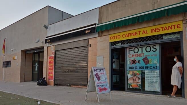 interior-fotógrafos-envien-imagen-policia Tienda de fotos junto a la comisaría sevillana de Tablada, una de las que más DNI expide del país.