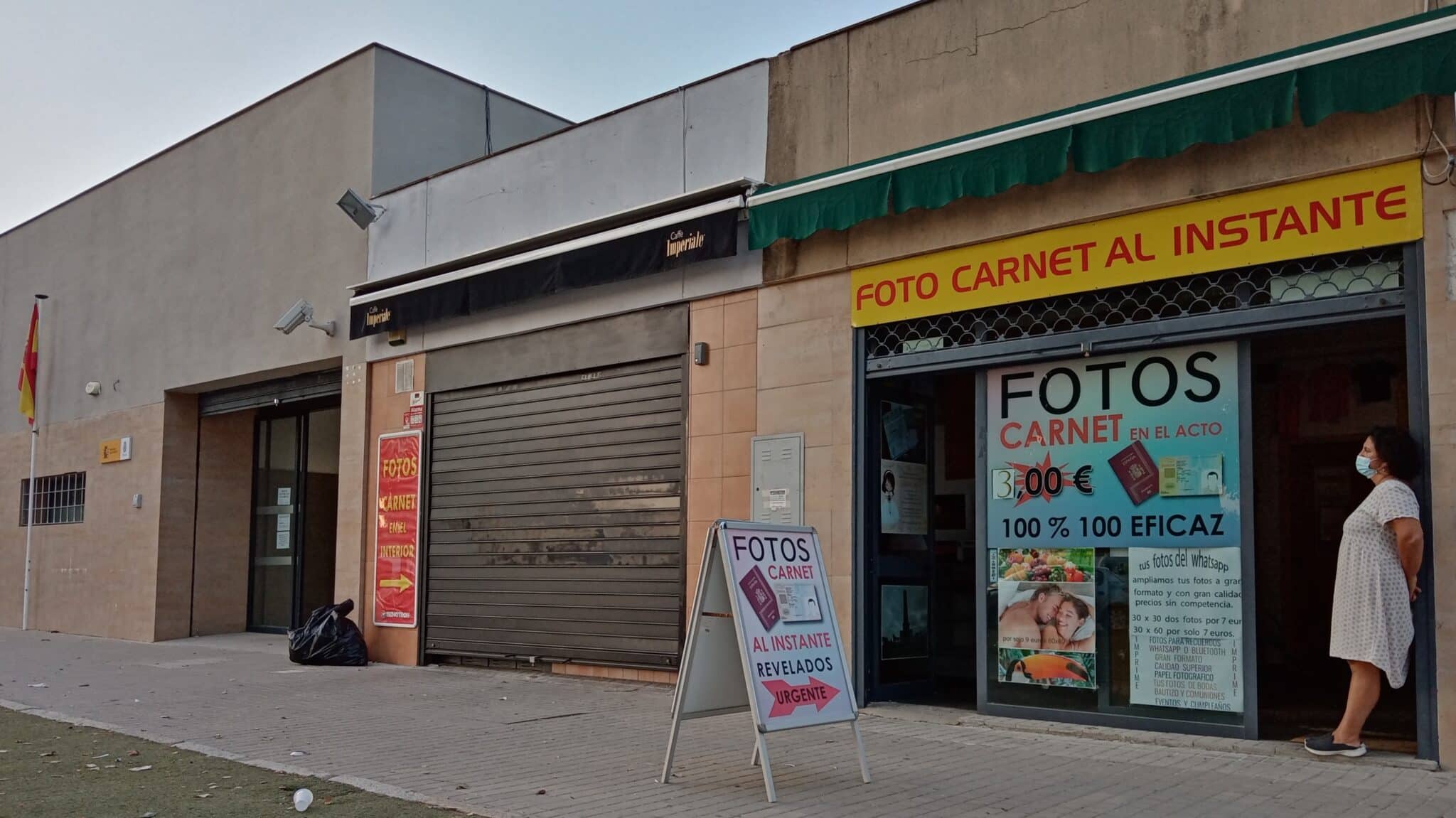 Tienda de fotos junto a la comisaría sevillana de Tablada, una de las que más DNI expide del país.