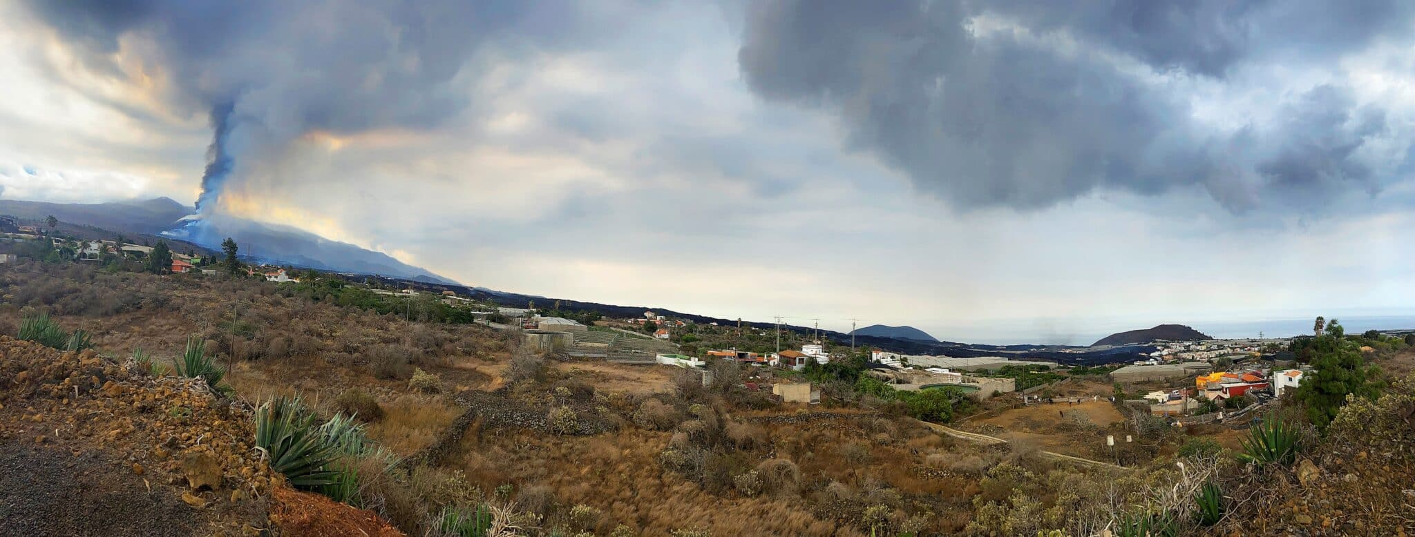 Vista del volcán y las coladas que descienden hacia La Laguna (izda), tomada desde Tajuya (La Palma), en el perímetro exterior de la zona de exclusión