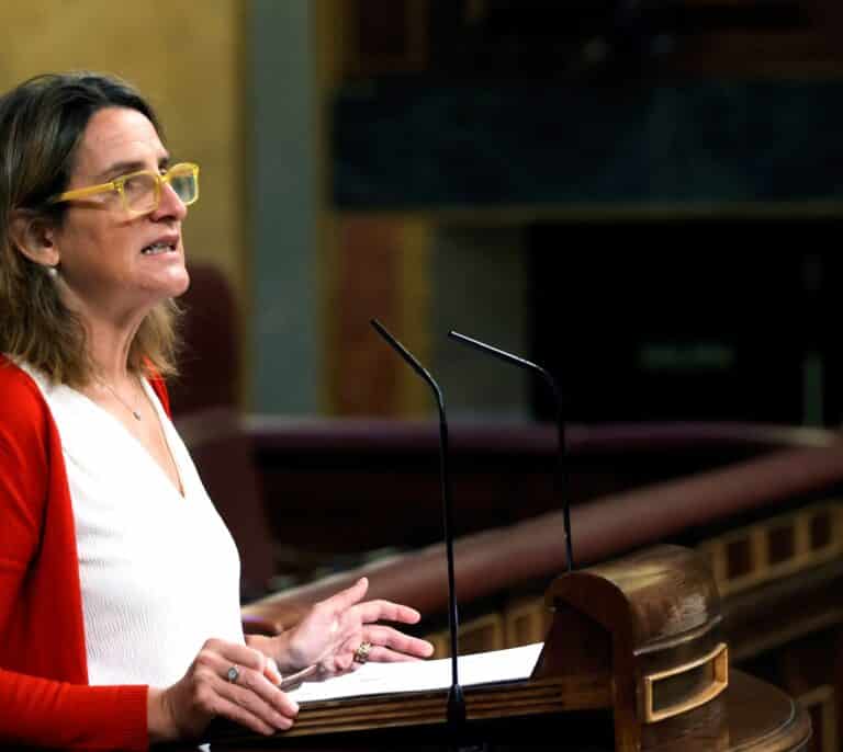 Ribera calma a las eléctricas pero no las librará del hachazo fiscal de 2.600 millones