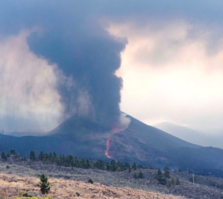 Así actúan los centros de emisión del volcán de La Palma a vista de dron
