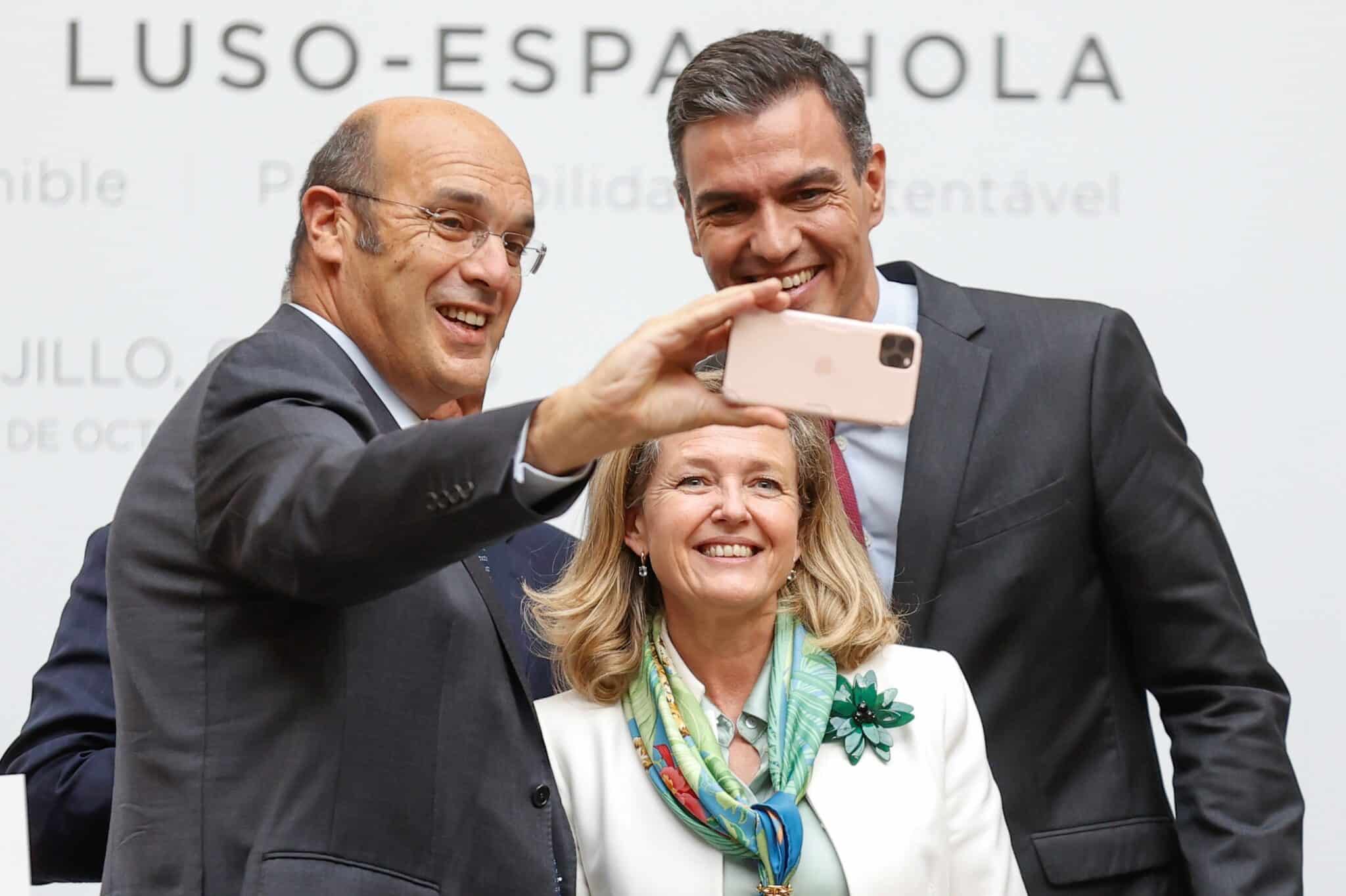 Calviño y Sánchez, en la XXXII Cumbre Hispano-Portuguesa.