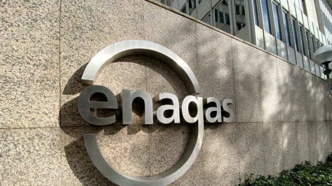 Detalle del logo de Enagás en la sede de la empresa de infraestructuras de gas natural en Madrid