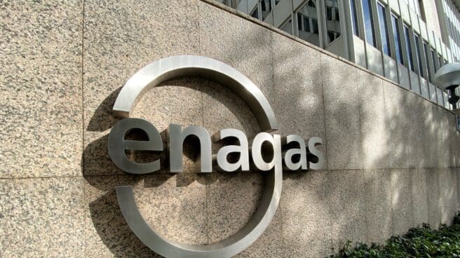 Enagás gana 307,3 millones hasta septiembre, un 11,9% menos Detalle del logo de Enagás en la sede de la empresa de infraestructuras de gas natural en Madrid