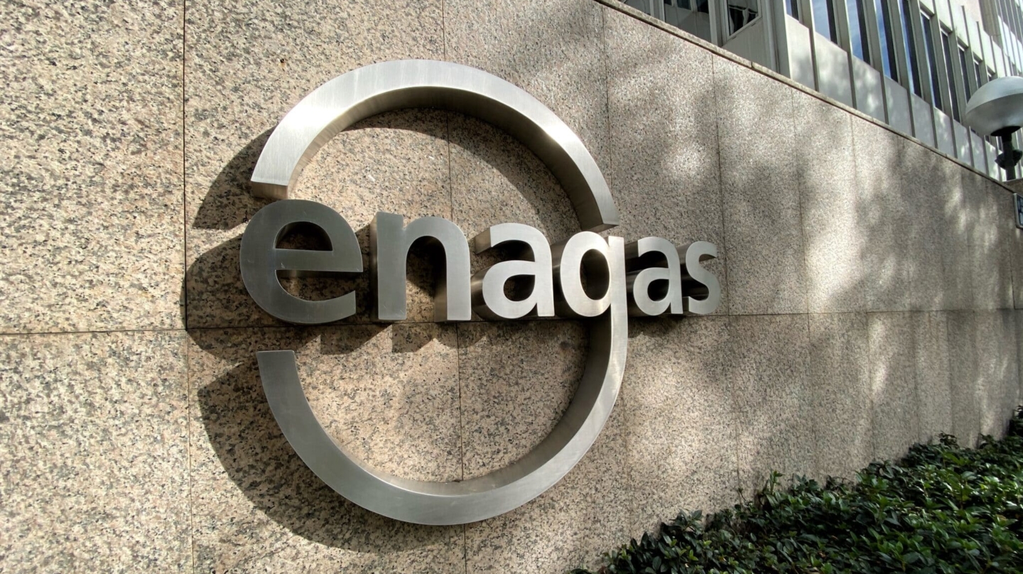Detalle del logo de Enagás en la sede de la empresa de infraestructuras de gas natural en Madrid