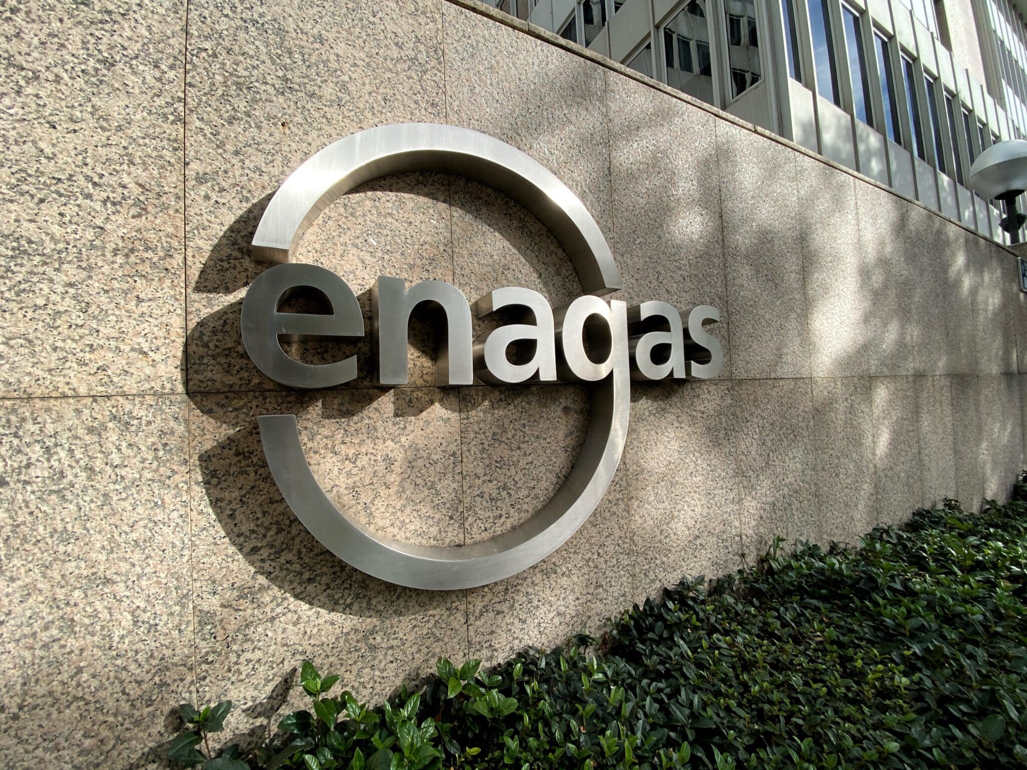 Detalle del logo de Enagás en la sede de la empresa de infraestructuras de gas natural en Madrid