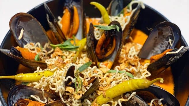 Noodles caldosos con Guiso de mejillones gallegos, coco, piparras y café de Dabiz Muñoz