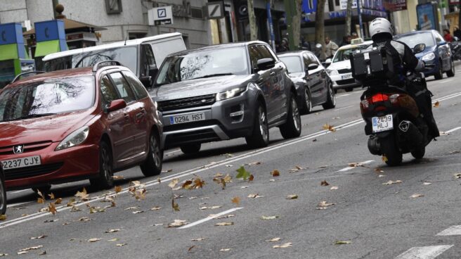 Foto d'arxiu de cotxes i motos circulant a Barcelona